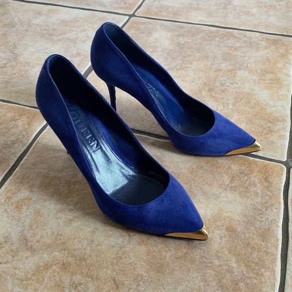 Alexander McQueen Pointed Metal-Toe Suede Pumps - Picture 4 of 13